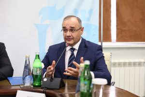 安德烈·凯勒被介绍为纳别列日内切尔尼学院院长